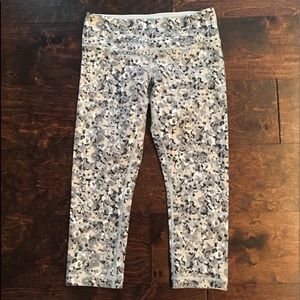 Lululemon crops size 6